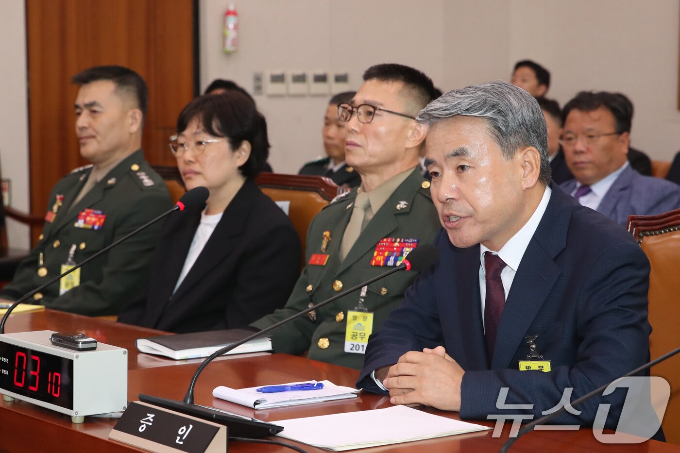 본문 이미지 - 이종섭 전 국방부 장관이 지난해 7월19일 국회 법제사법위원회에서 열린 윤석열 대통령 탄핵소추안 즉각 발의 요청에 관한 청원 관련 1차 청문회에 출석해 의원 질의에 답하고 있다. 2024.7.19/뉴스1 ⓒ News1 이광호 기자