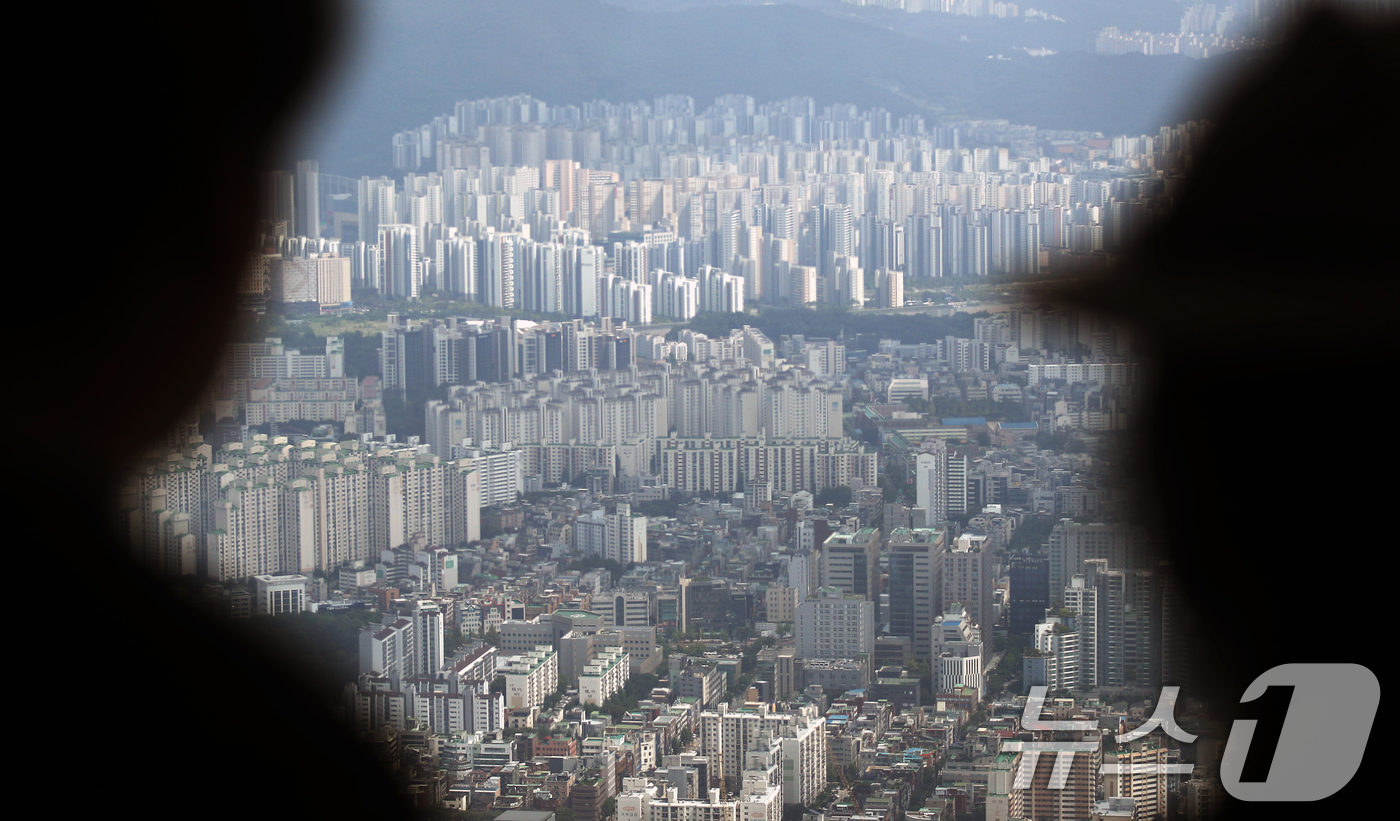 (서울=뉴스1) 오대일 기자 = 서울 아파트 매매가격이 전주 대비 평균 0.28% 오르면서 5년 10개월만에 최대폭 상승한 것으로 나타났다. '주간아파트가격동향'에 따르면 7월 셋 …