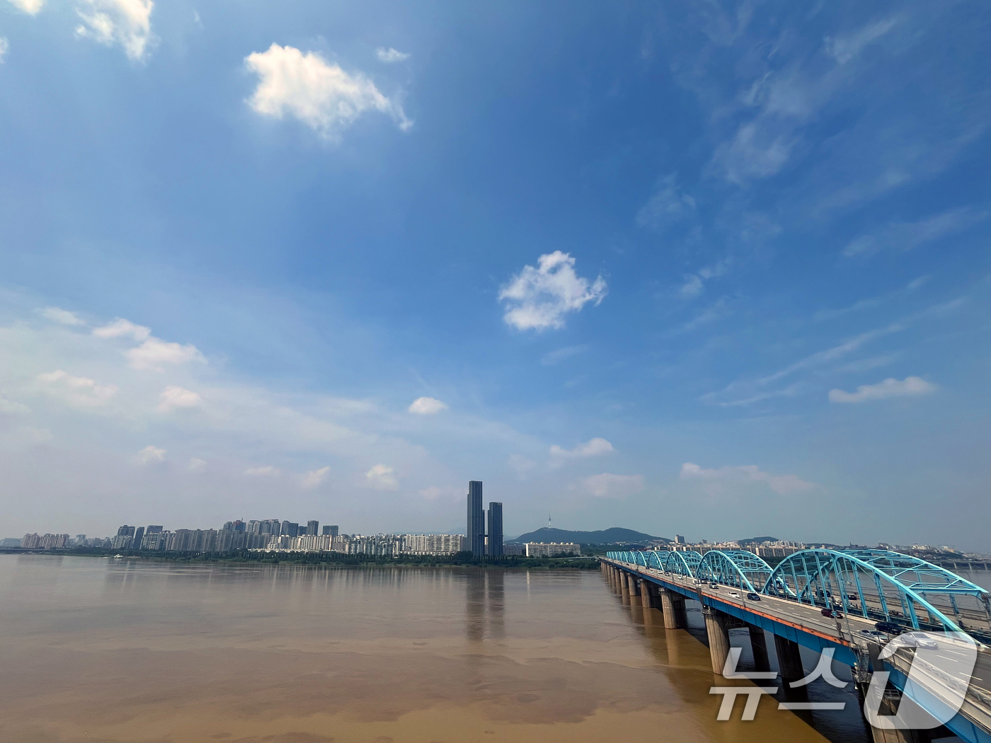 (서울=뉴스1) 황기선 기자 = 수도권 지역에 비가 그치며 소강상태를 보인 19일 오후 흙탕물에 잠긴 서울 한강 위로 파란 하늘이 보이고 있다. 2024.7.19/뉴스1
