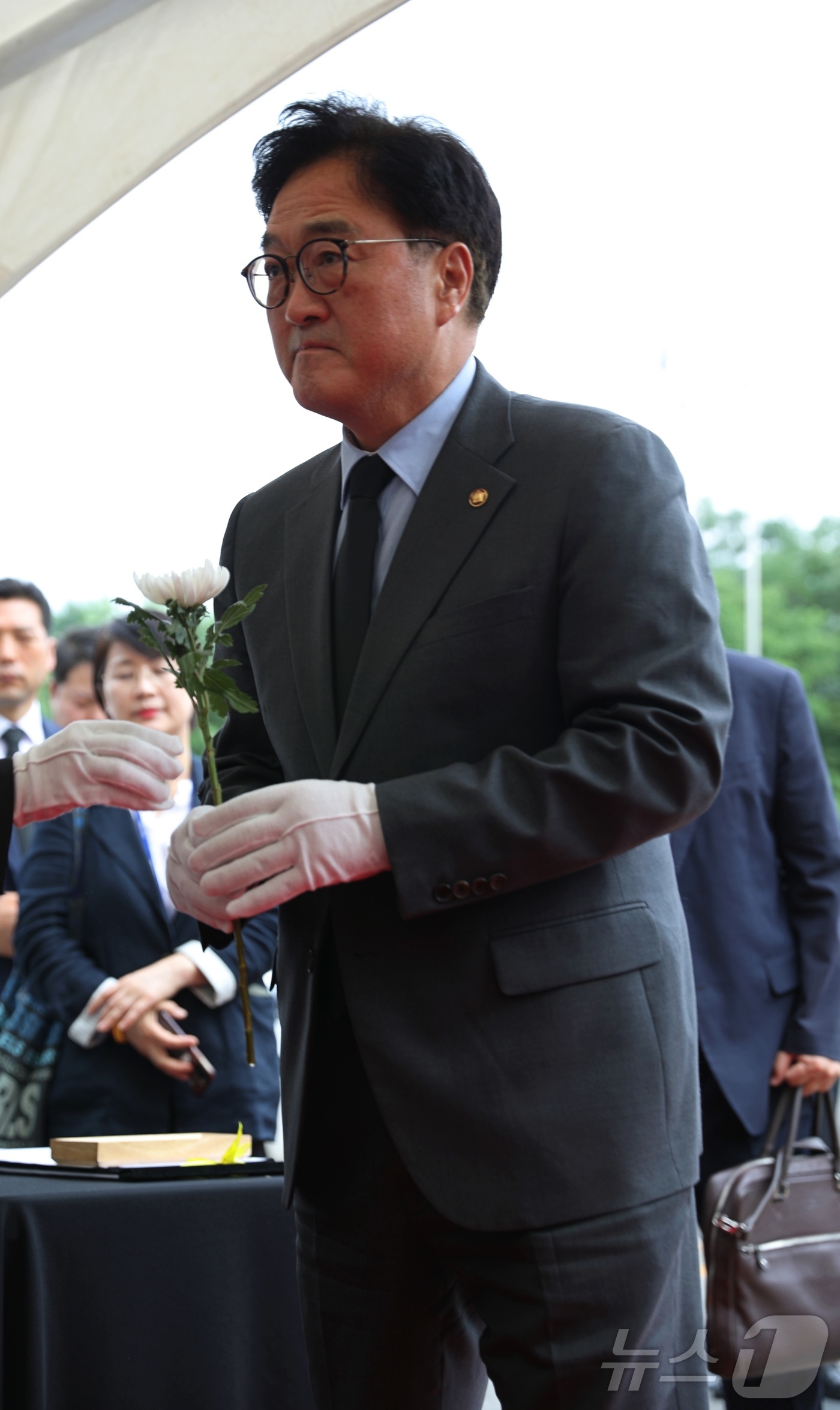 (서울=뉴스1) 이강 기자 = 우원식 국회의장이 19일 오후 서울 종로구 서울시교육청에 마련된 서이초 교사 1주기 추모공간에서 헌화하고 있다.2024.7.19/뉴스1