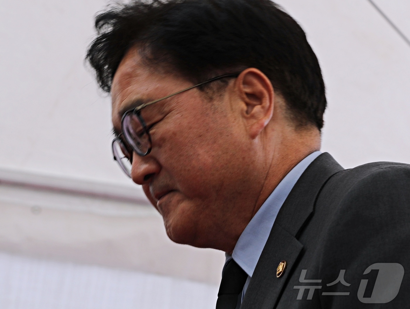 (서울=뉴스1) 이강 기자 = 우원식 국회의장이 19일 오후 서울 종로구 서울시교육청에 마련된 서이초 교사 1주기 추모공간에서 묵념하고 있다. 2024.7.19/뉴스1