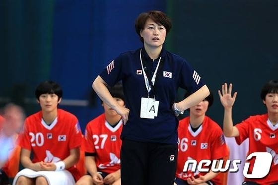 본문 이미지 - 제6회 세계여자청소년선수권대회에서 여자청소년대표팀을 이끌고 있는 오성옥 감독 (국제핸드볼연맹 제공)ⓒ News1