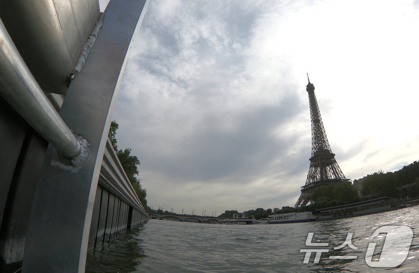 본문 이미지 - 파리올림픽 개막을 일주일 앞둔 19일 오후(한국시간) 프랑스 파리 센강의 모습. 한편, 센 강에서 안전 기준을 초과한 대장균 수치가 발견되면서 올림픽 경기에 대한 우려는 지속되고 있다. 2024.7.19/뉴스1 ⓒ News1 이동해 기자