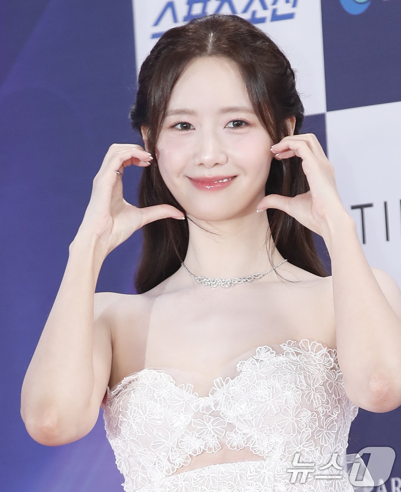 본문 이미지 - 소녀시대 윤아가 19일 인천 중구 파라다이스 시티에서 열린 ‘제3회 청룡시리즈어워즈(Blud Dragon Series Awards, 이하 BSA)’ 레드카펫 행사에서 볼 하트 포즈를 취하고 있다. News1 권현진 기자