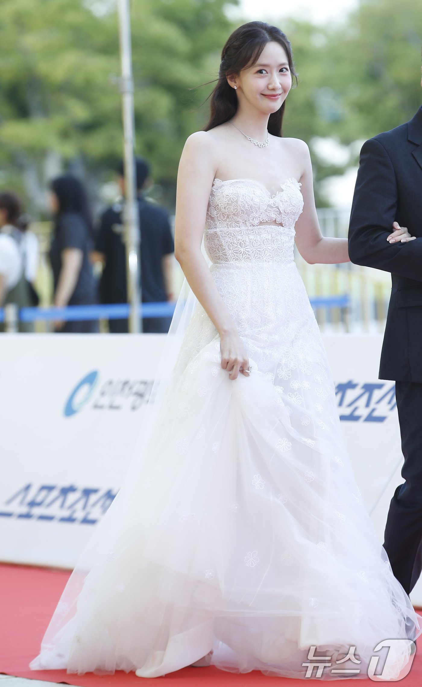 본문 이미지 - 소녀시대 윤아가 19일 인천 중구 파라다이스 시티에서 열린 ‘제3회 청룡시리즈어워즈'에서 레드카펫을 밟고 있다. ⓒ News1 권현진 기자