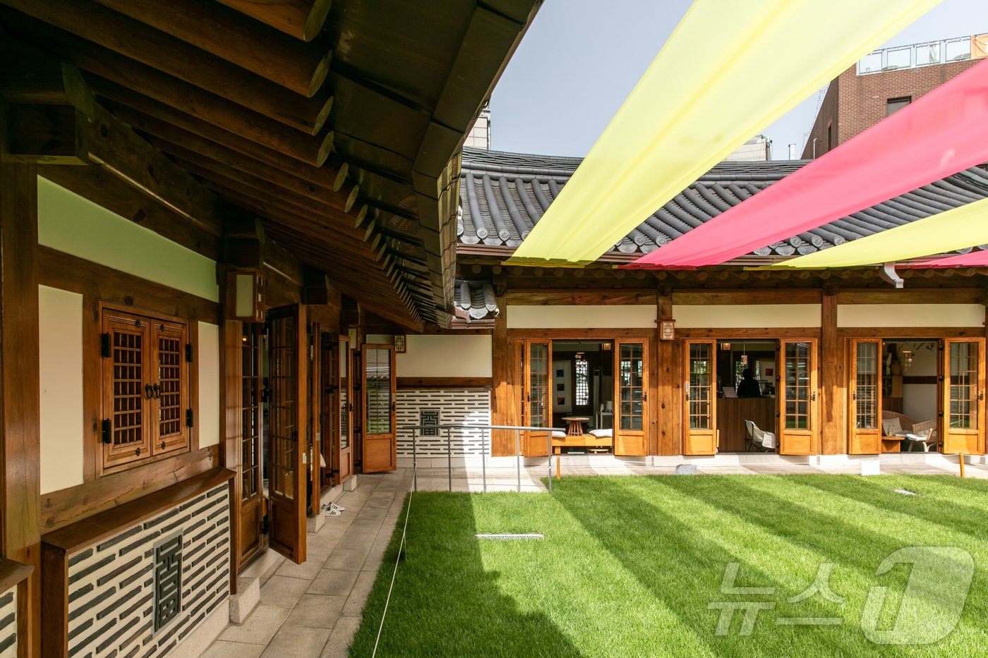 본문 이미지 - 돈화문 국악당에 자리한 카페 기억 마당&#40;서울관광재단 제공&#41;