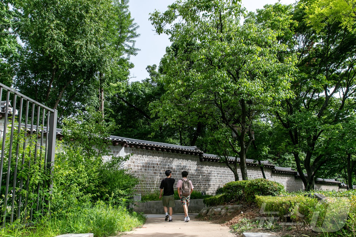 창경궁 담장길&#40;서울관광재단 제공&#41;