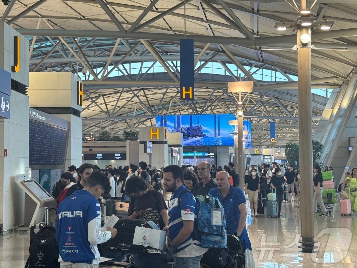 본문 이미지 - &#39;MS 클라우드 오류&#39;가 발생해 일부 항공사들의 발권·예약 시스템이 마비된 19일 인천국제공항 출발층 제주항공 발권카운터가 발권을 기다리는 승객들로 크게 붐비고 있다.2024.7.19 ⓒ News1 박소영 기자