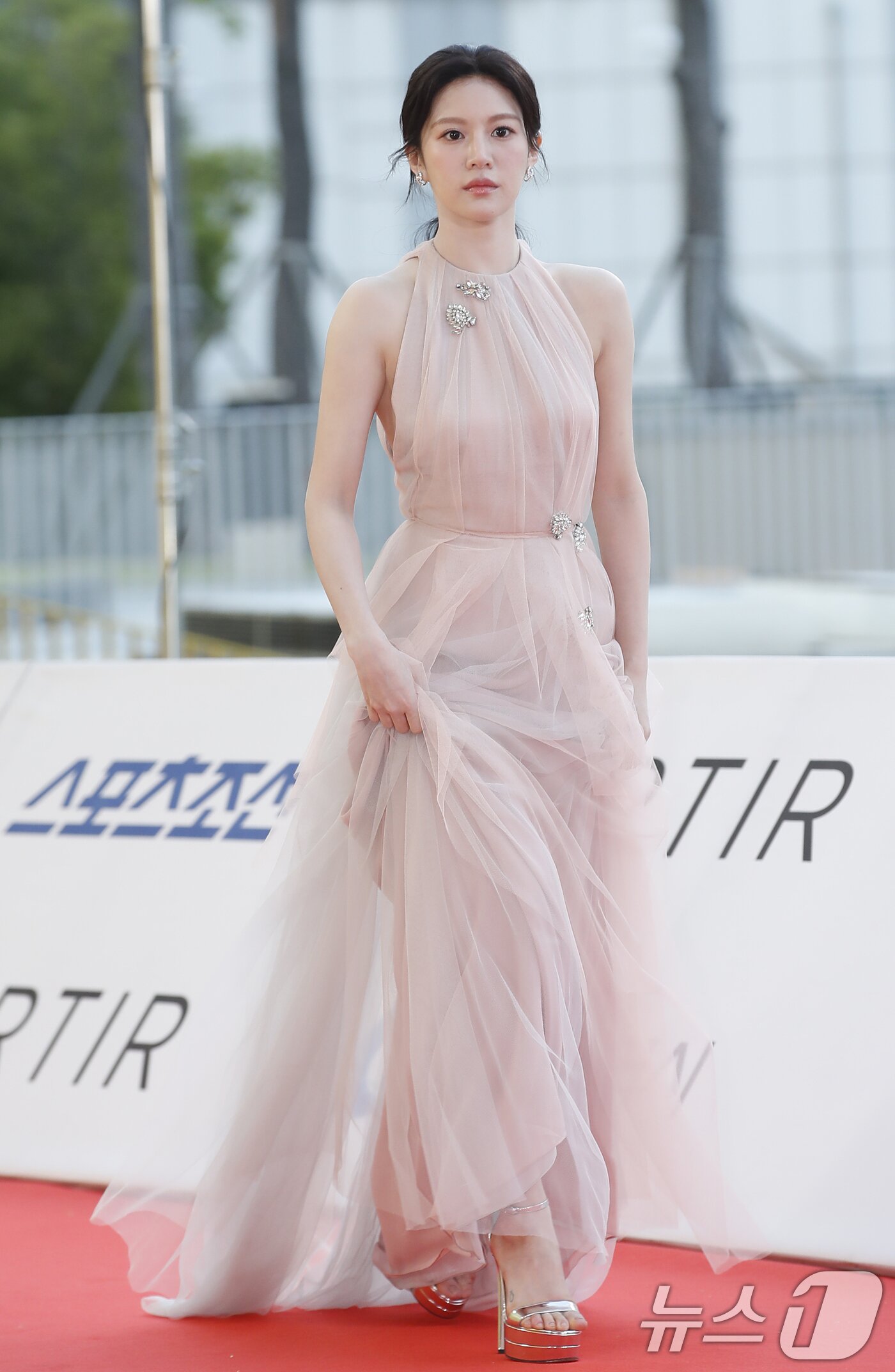 본문 이미지 - 배우 고윤정이 19일 인천 중구 파라다이스 시티에서 열린 ‘제3회 청룡시리즈어워즈에서 레드카펫을 밟고 있다. ⓒ News1 권현진 기자