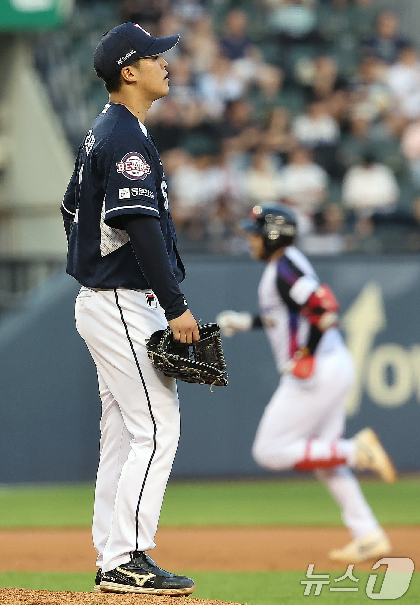 본문 이미지 - 19일 오후 서울 송파구 잠실야구장에서 열린 프로야구 '2024 신한 SOL 뱅크 KBO리그' 두산 베어스와 LG 트윈스의 경기, 두산 선발 시라카와가 3회말 1사 LG 오스틴에게 솔로홈런을 허용 후 아쉬워하고 있다. 2024.7.19/뉴스1 ⓒ News1 김진환 기자