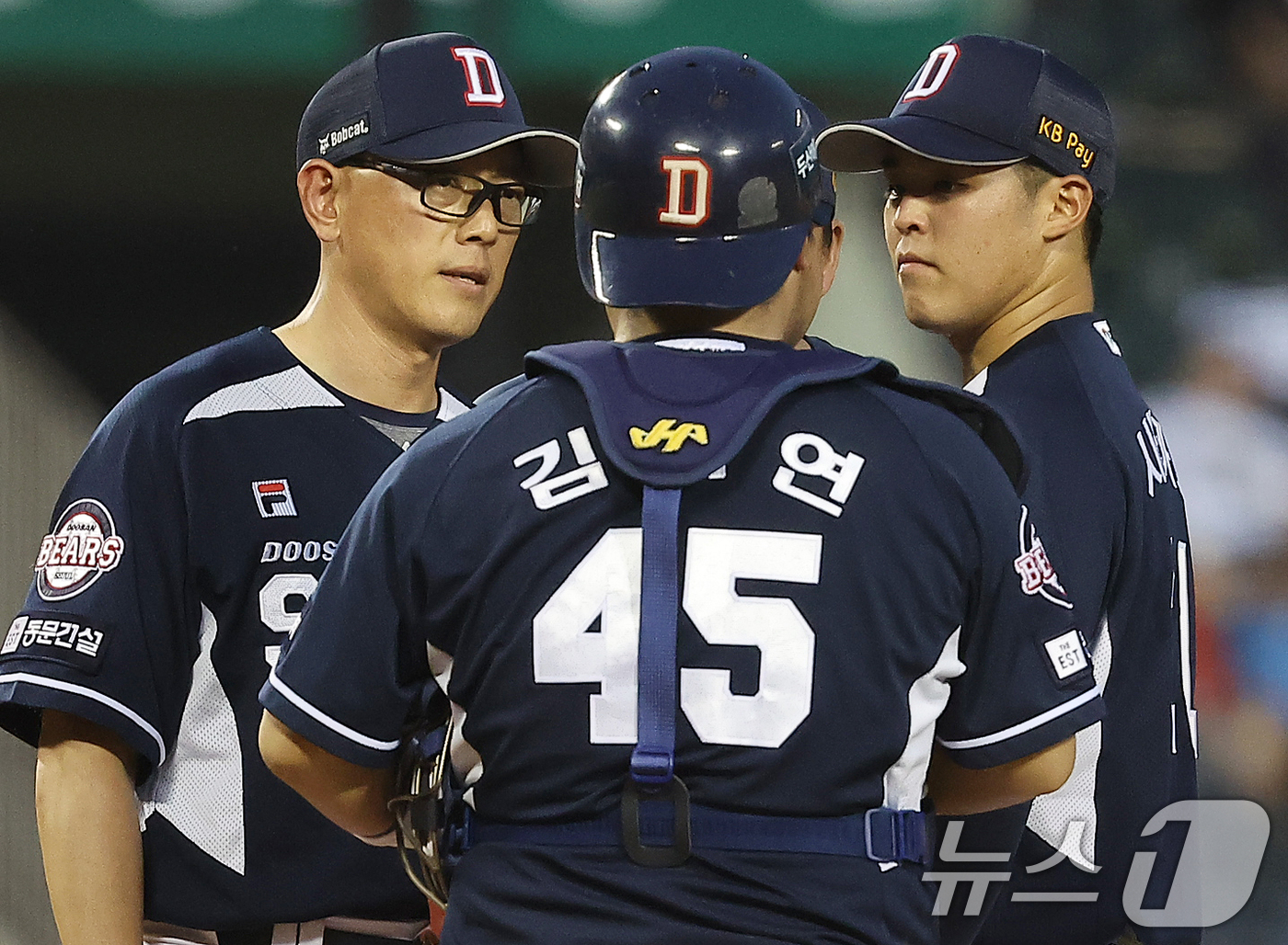 (서울=뉴스1) 김진환 기자 = 19일 오후 서울 송파구 잠실야구장에서 열린 프로야구 '2024 신한 SOL 뱅크 KBO리그' 두산 베어스와 LG 트윈스의 경기, 두산 박정배 투수 …