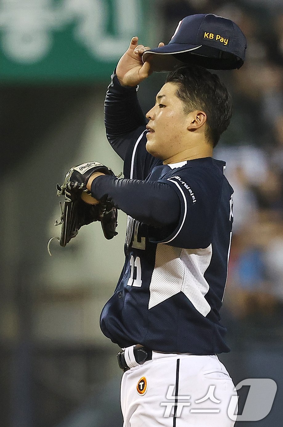 본문 이미지 - 19일 오후 서울 송파구 잠실야구장에서 열린 프로야구 '2024 신한 SOL 뱅크 KBO리그' 두산 베어스와 LG 트윈스의 경기, 두산 선발 시라카와가 LG 박해민에게 볼넷을 주며 만루가 되자 아쉬워하고 있다. 2024.7.19/뉴스1 ⓒ News1 김진환 기자