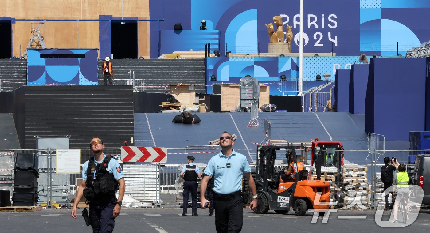 본문 이미지 - 파리올림픽 개막을 일주일 앞둔 19일 오후(한국시간) 프랑스 파리 트로카데로 광장에서 관계자들이 개막 준비를 하고 있다. 2024.7.19/뉴스1 ⓒ News1 이동해 기자
