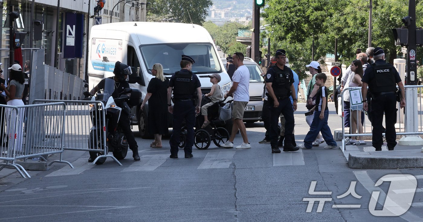 본문 이미지 - 파리올림픽 개막을 일주일 앞둔 19일 오후&#40;한국시간&#41; 프랑스 파리 트로카데로 광장 인근에서 경찰 인력이 바리케이드를 설치한 채 통제하고 있다. 2024.7.19/뉴스1 ⓒ News1 이동해 기자