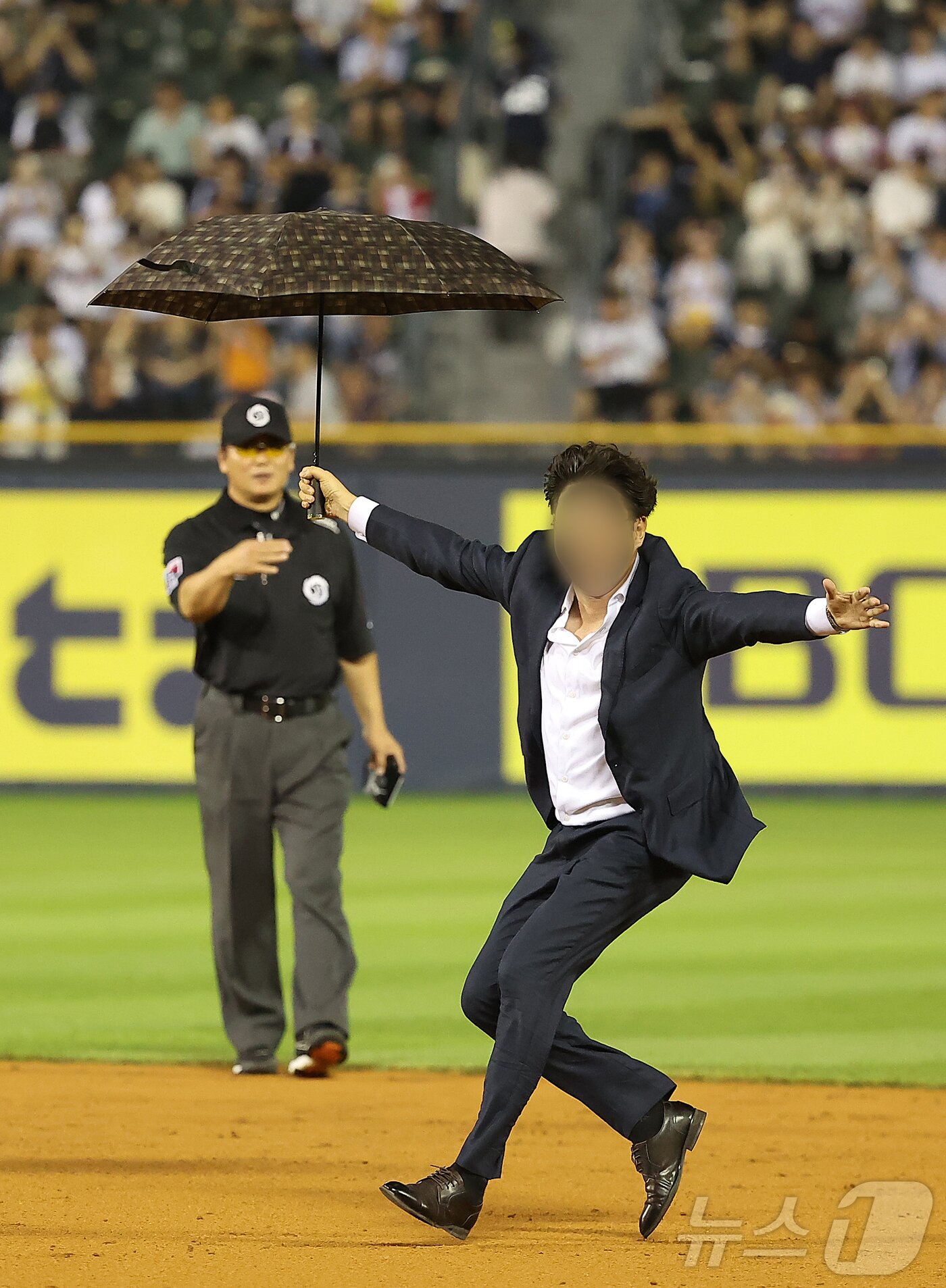 본문 이미지 - 19일 오후 서울 송파구 잠실야구장에서 열린 프로야구 '2024 신한 SOL 뱅크 KBO리그' 두산 베어스와 LG 트윈스의 경기, 5회말 2사 LG 오지환 타석 상황에서 경기장에 관중이 난입해 소동을 벌이고 있다. 2024.7.19/뉴스1 ⓒ News1 김진환 기자