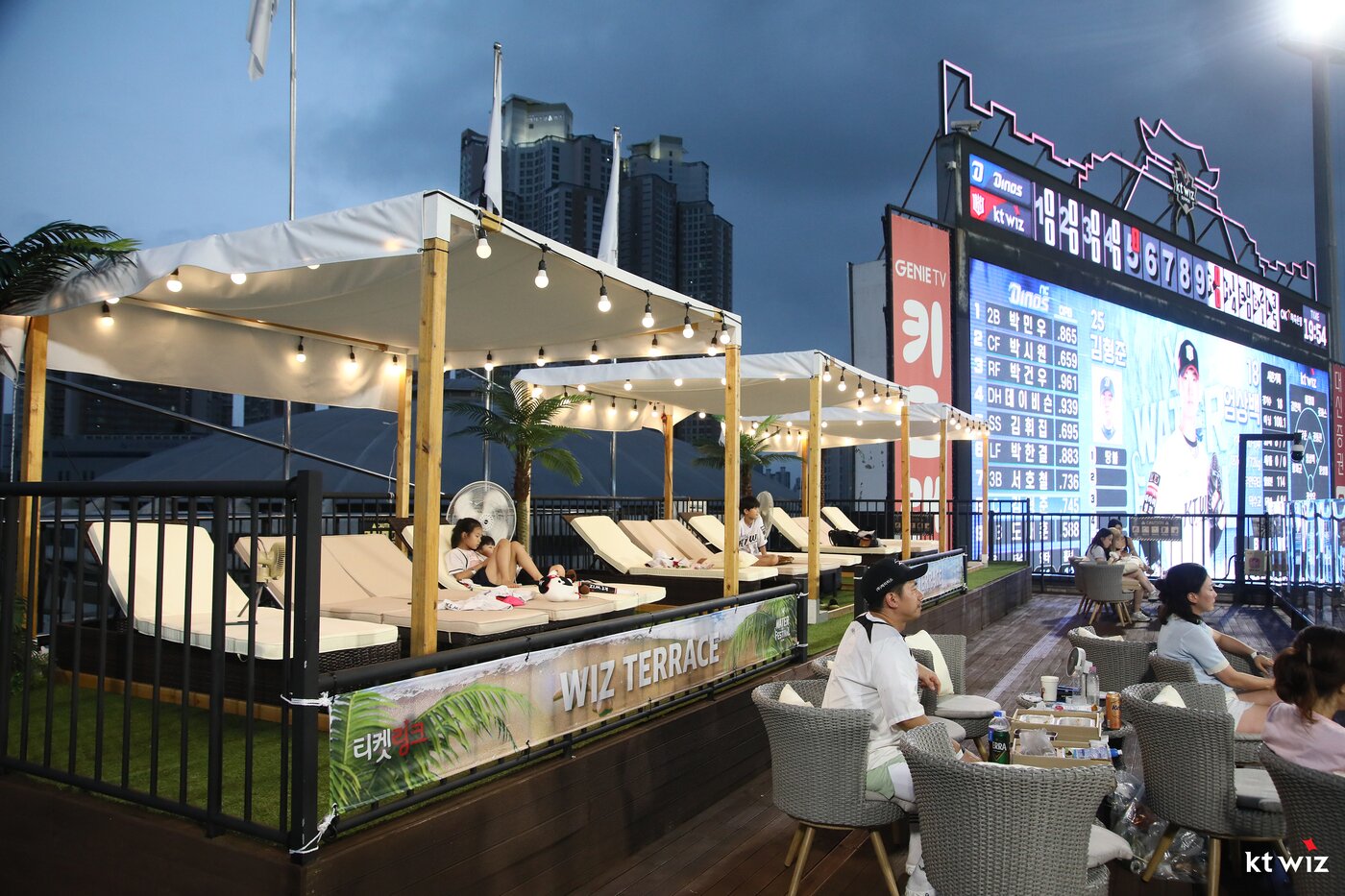 본문 이미지 - KT 위즈의 '워터 페스티벌'에서 운영되는 '위즈 테라스'. (KT 위즈 제공)