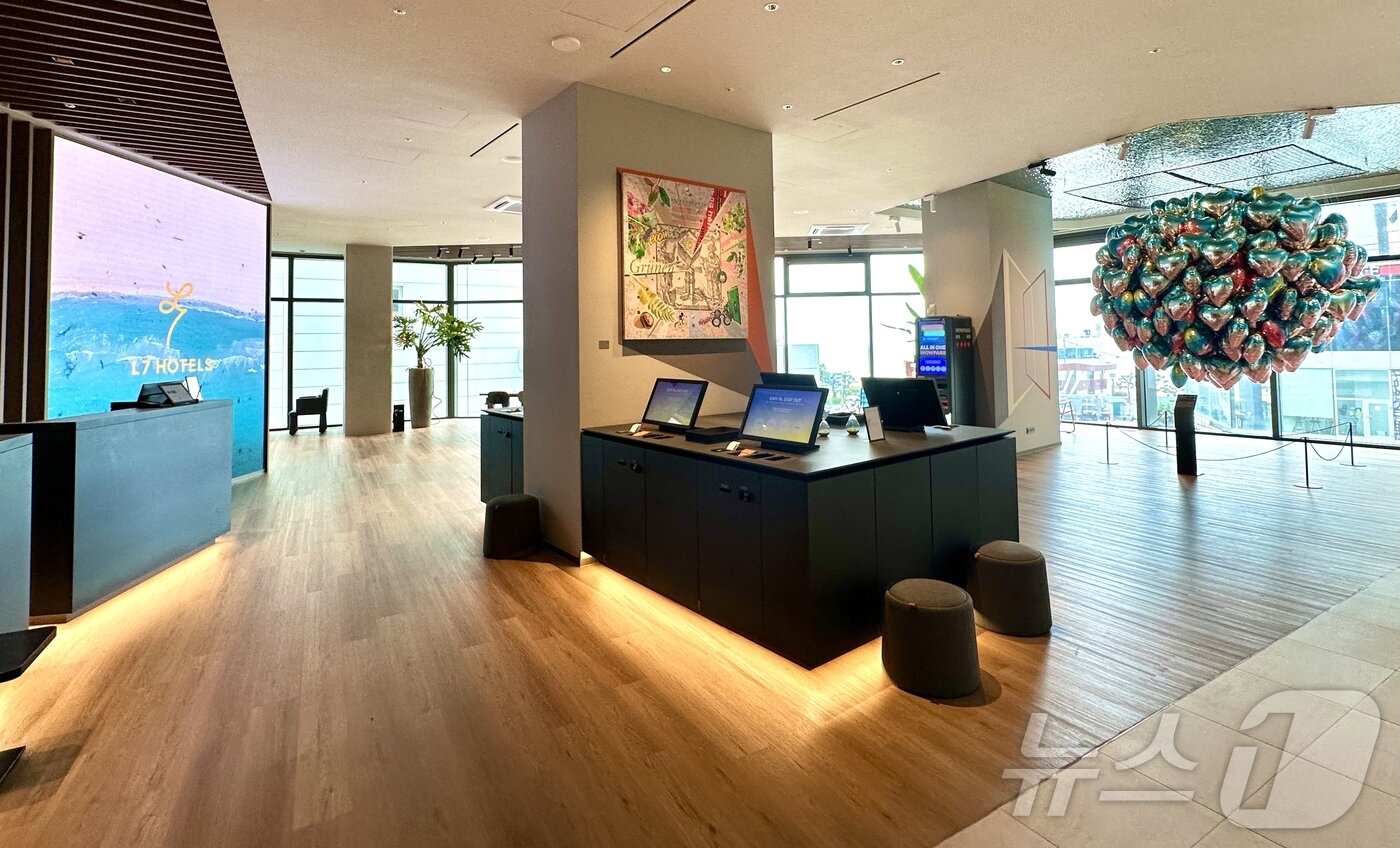 본문 이미지 - L7 해운대 3층에 자리한 커뮤널 라운지. 340㎡ 규모의 누구나 자유롭게 소통할 수 있는 공간이다.ⓒ News1 윤슬빈 기자