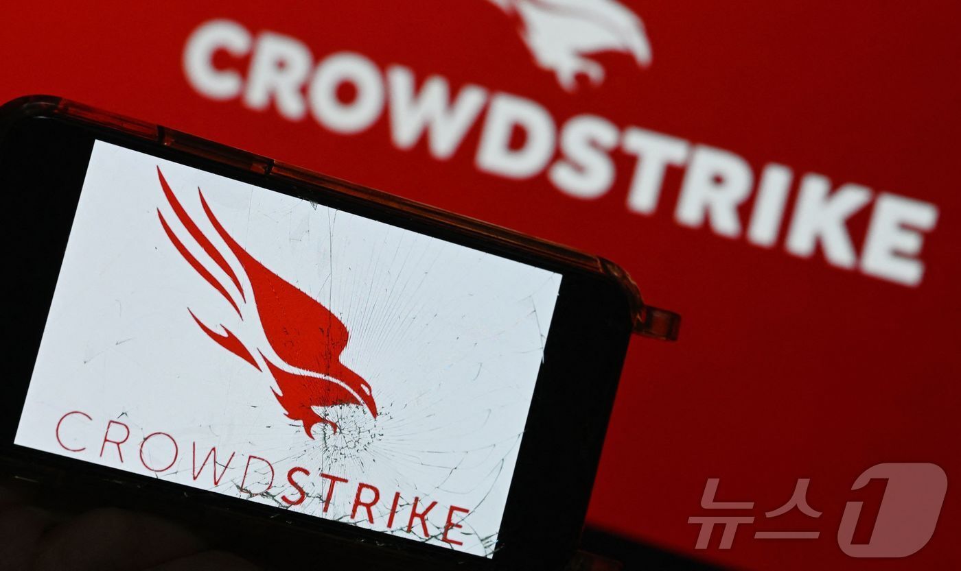 This photograph shows screens displaying the logo of &#34;CrowdStrike＂ cybersecurity technology company in Paris on July 19, 2024, amid massive global IT outage. Airlines, banks, TV channels and other business across the globe were scrambling to deal with one of the biggest IT crashes in recent years on July 19, 2024, caused by an update to an antivirus program. Microsoft said in a technical update on its website that the problems began at 1900 GMT on July 18, affecting users of its Azure cloud platform running cybersecurity software CrowdStrike Falcon. &#40;Photo by Stefano RELLANDINI / AFP&#41; ⓒ AFP=뉴스1