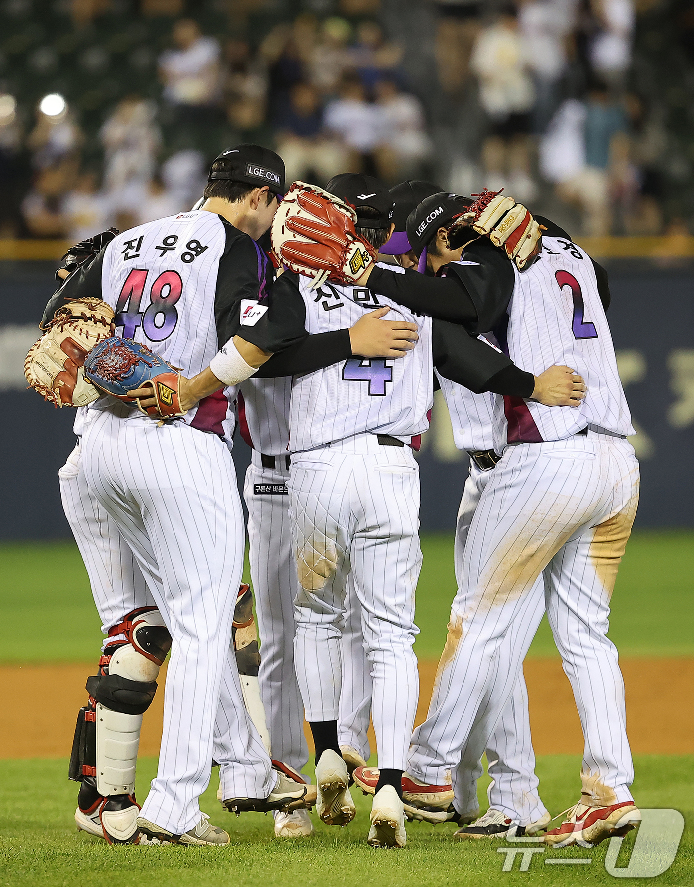 (서울=뉴스1) 김진환 기자 = 19일 오후 서울 송파구 잠실야구장에서 열린 프로야구 '2024 신한 SOL 뱅크 KBO리그' 두산 베어스와 LG 트윈스의 경기, 16대7 대승을 …