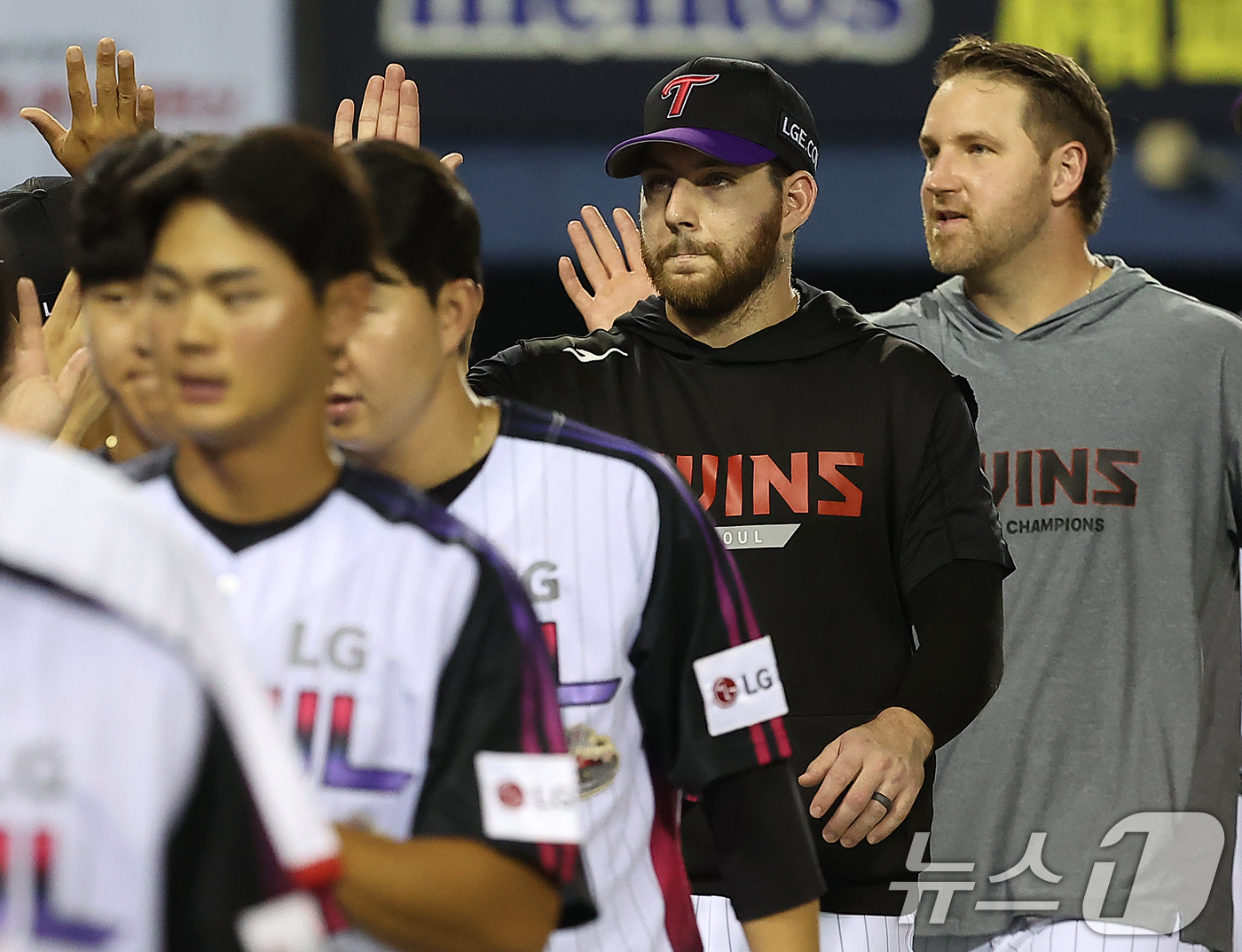 (서울=뉴스1) 김진환 기자 = 19일 오후 서울 송파구 잠실야구장에서 열린 프로야구 '2024 신한 SOL 뱅크 KBO리그' 두산 베어스와 LG 트윈스의 경기, 16대7 대승을 …