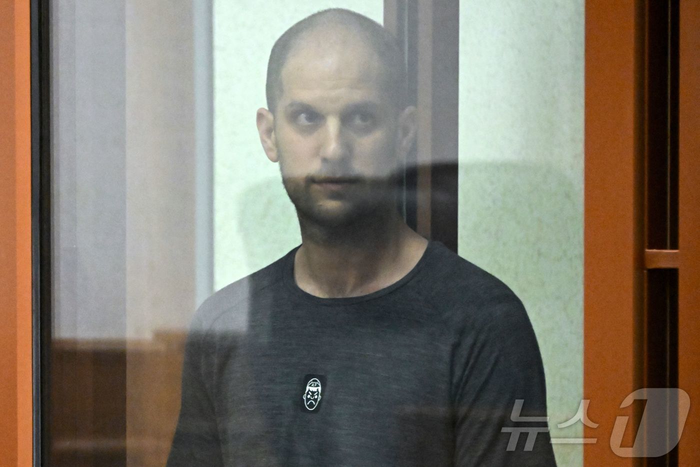 (예카테린부르크 AFP=뉴스1) 강민경기자 = 러시아에서 간첩혐의로 기소된 미 월스트리트저널 특파원 에반 게르시코비치 기자가 19일 예카테린부르크 스베들롭스크 지방법원 법정내 '피 …