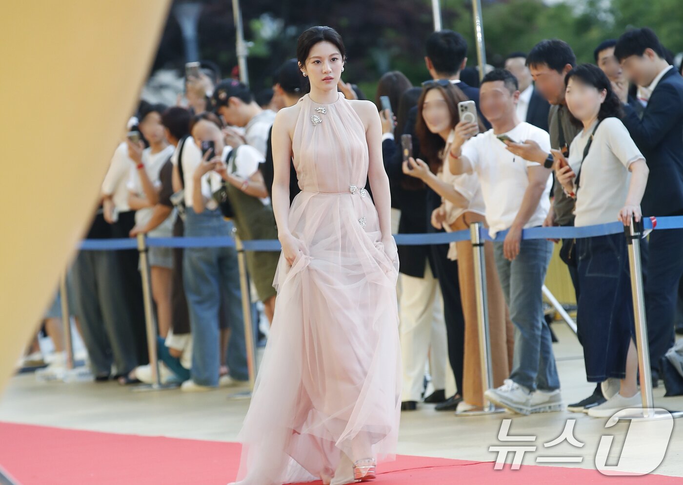 본문 이미지 - 배우 고윤정이 19일 인천 중구 파라다이스 시티에서 열린 ‘제3회 청룡시리즈어워즈(Blud Dragon Series Awards, 이하 BSA)’ 레드카펫 행사에 참석하고 있다. ⓒ News1 권현진 기자