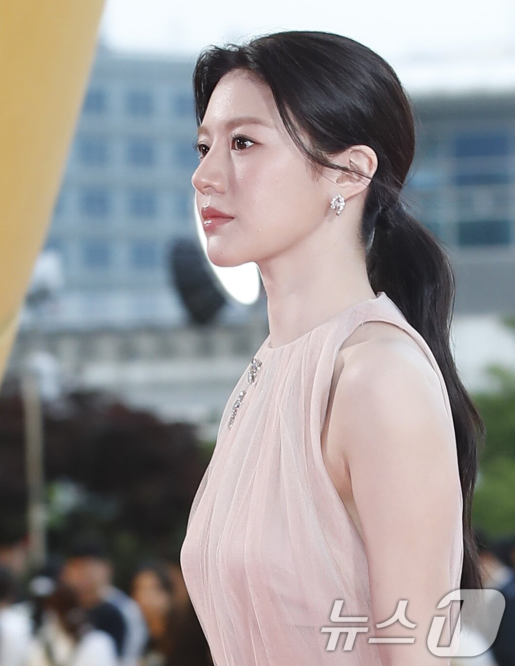 본문 이미지 - 배우 고윤정이 19일 인천 중구 파라다이스 시티에서 열린 ‘제3회 청룡시리즈어워즈(Blud Dragon Series Awards, 이하 BSA)’ 레드카펫 행사에서 매력을 발산하고 있다. ⓒ News1 권현진 기자