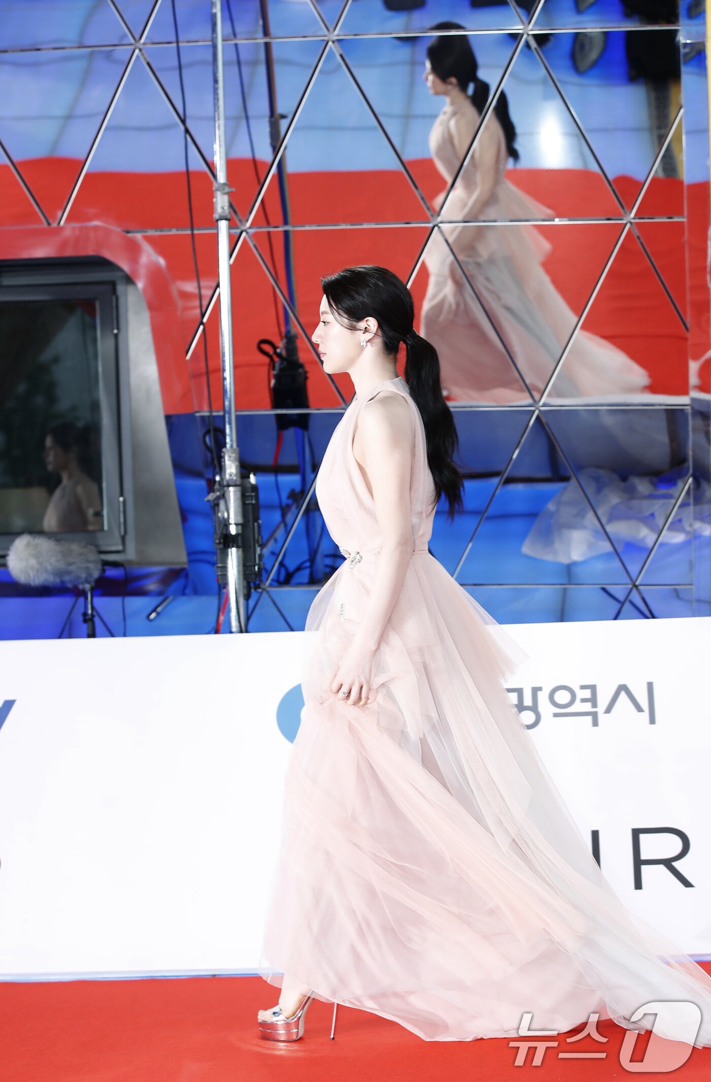 본문 이미지 - 배우 고윤정이 19일 인천 중구 파라다이스 시티에서 열린 ‘제3회 청룡시리즈어워즈(Blud Dragon Series Awards, 이하 BSA)’ 레드카펫 행사에서 레드카펫을 밟고 있다. ⓒ News1 권현진 기자