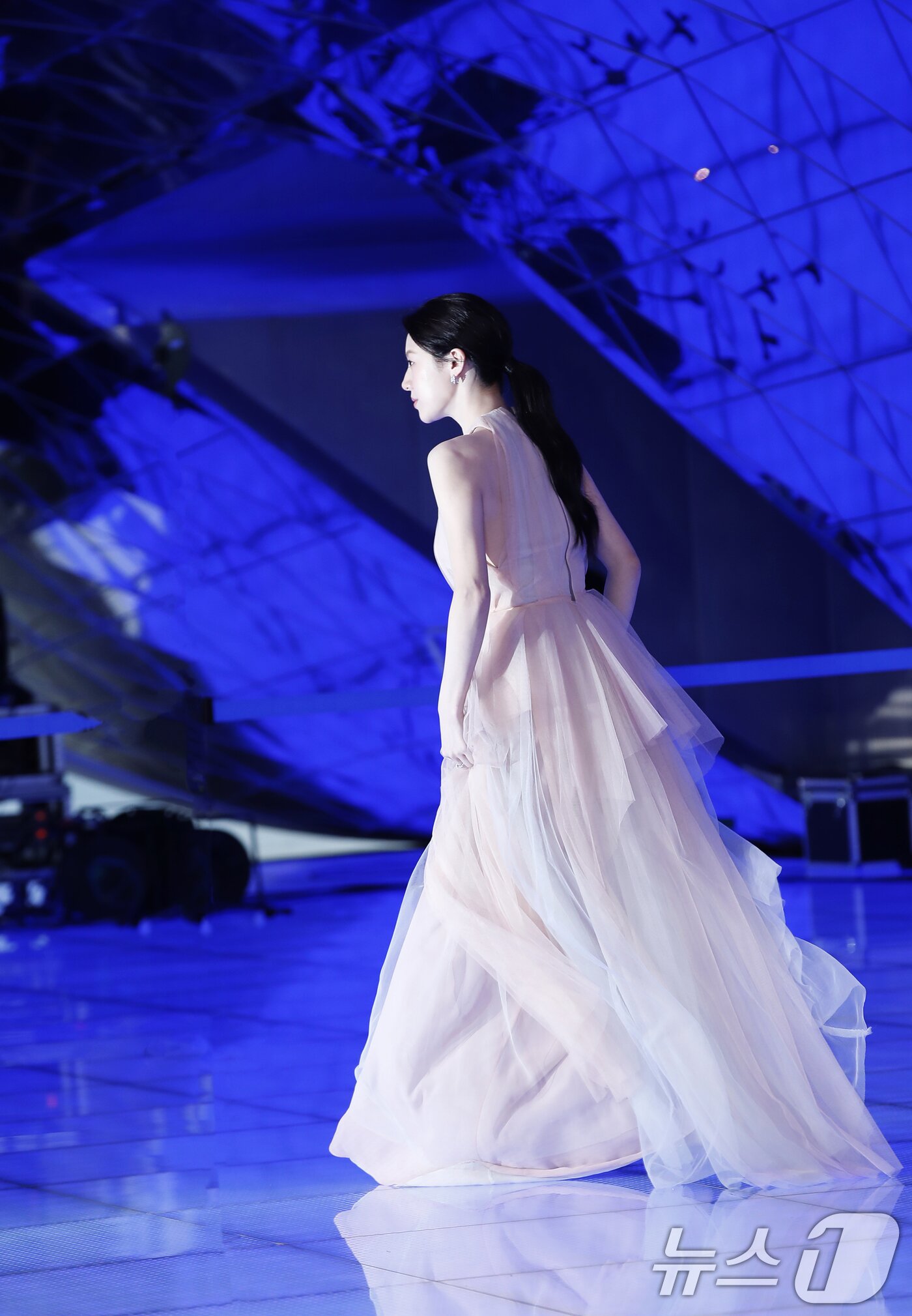 본문 이미지 - 배우 고윤정이 19일 인천 중구 파라다이스 시티에서 열린 ‘제3회 청룡시리즈어워즈(Blud Dragon Series Awards, 이하 BSA)’ 레드카펫 행사에 참석하고 있다. ⓒ News1 권현진 기자