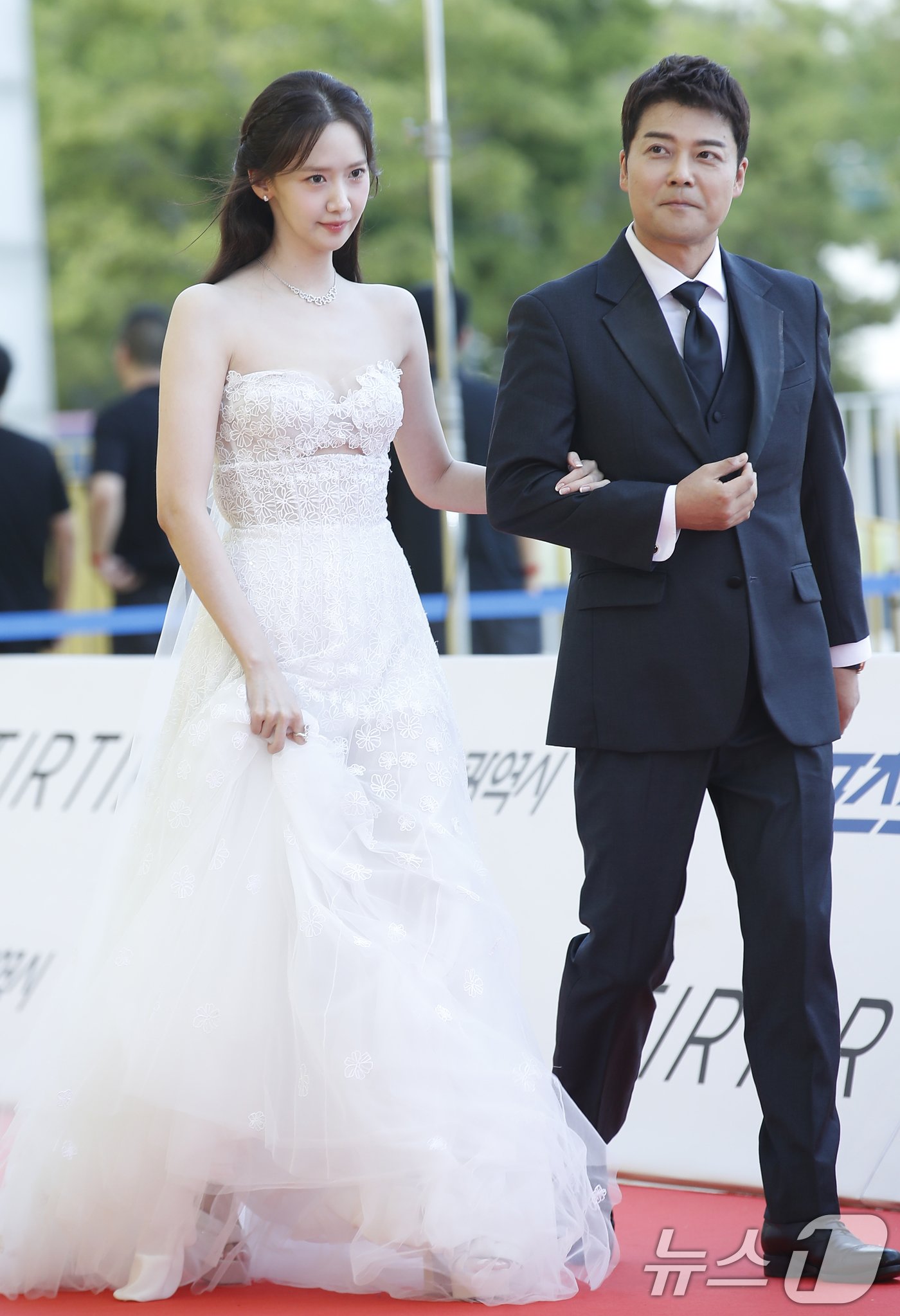 본문 이미지 - MC 윤아와 전현무(오른쪽)가 19일 인천 중구 파라다이스 시티에서 열린 ‘제3회 청룡시리즈어워즈(Blud Dragon Series Awards, 이하 BSA)’ 레드카펫 행사에 참석하고 있다. ⓒ News1 권현진 기자