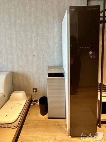 본문 이미지 - 바디 드라이(왼쪽부터), 공기청정기, 스타일러를 비치한 스위트 객실ⓒ News1 윤슬빈 기자