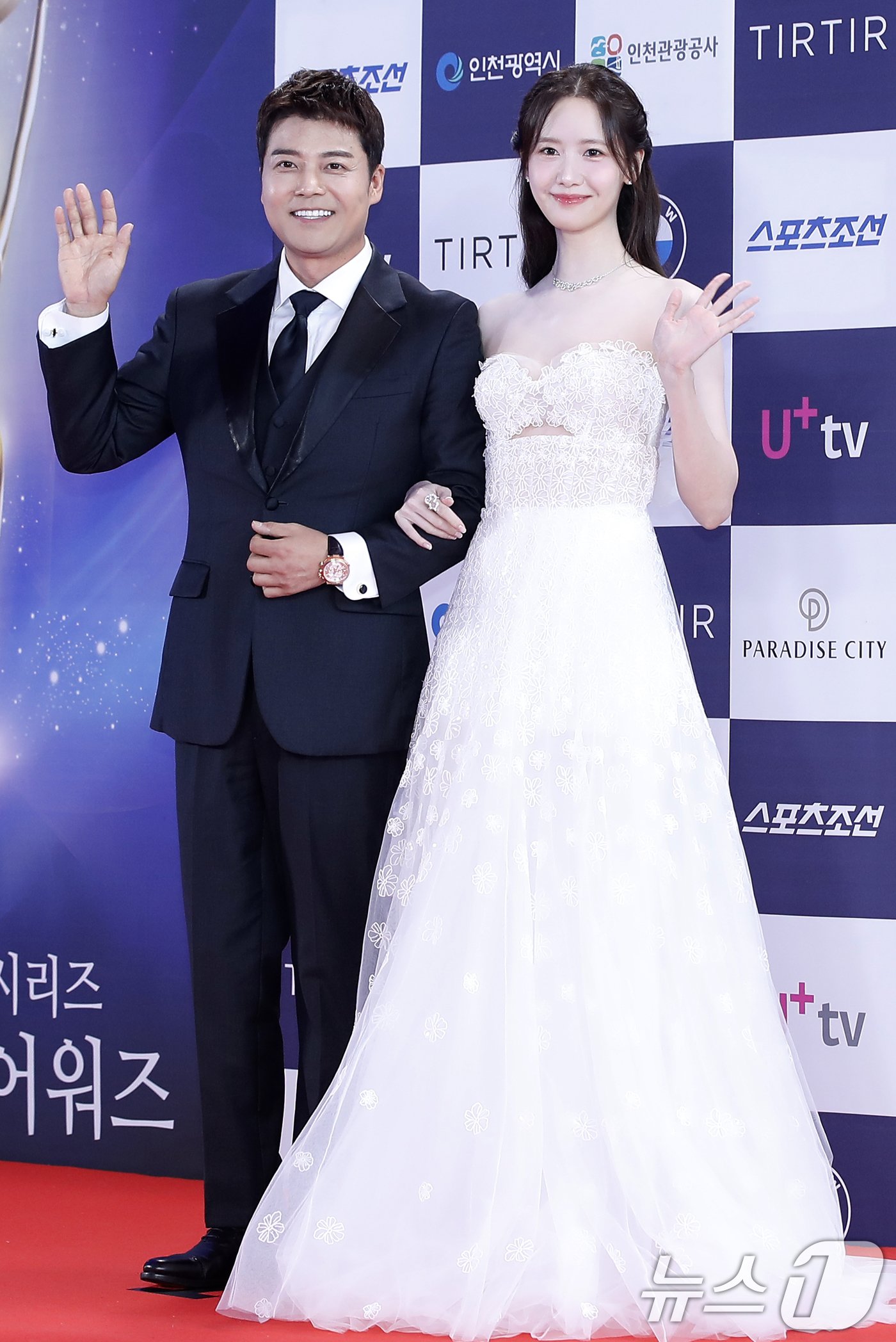 본문 이미지 - MC 전현무와 윤아(오른쪽)가 19일 인천 중구 파라다이스 시티에서 열린 ‘제3회 청룡시리즈어워즈(Blud Dragon Series Awards, 이하 BSA)’ 레드카펫 행사에서 포즈를 취하고 있다. ⓒ News1 권현진 기자