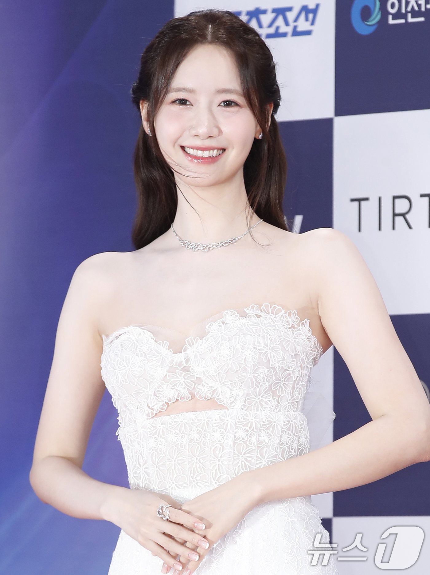 본문 이미지 - 소녀시대 윤아가 19일 인천 중구 파라다이스 시티에서 열린 ‘제3회 청룡시리즈어워즈(Blud Dragon Series Awards, 이하 BSA)’ 레드카펫 행사에서 해사한 미소를 짓고 있다. ⓒ News1 권현진 기자