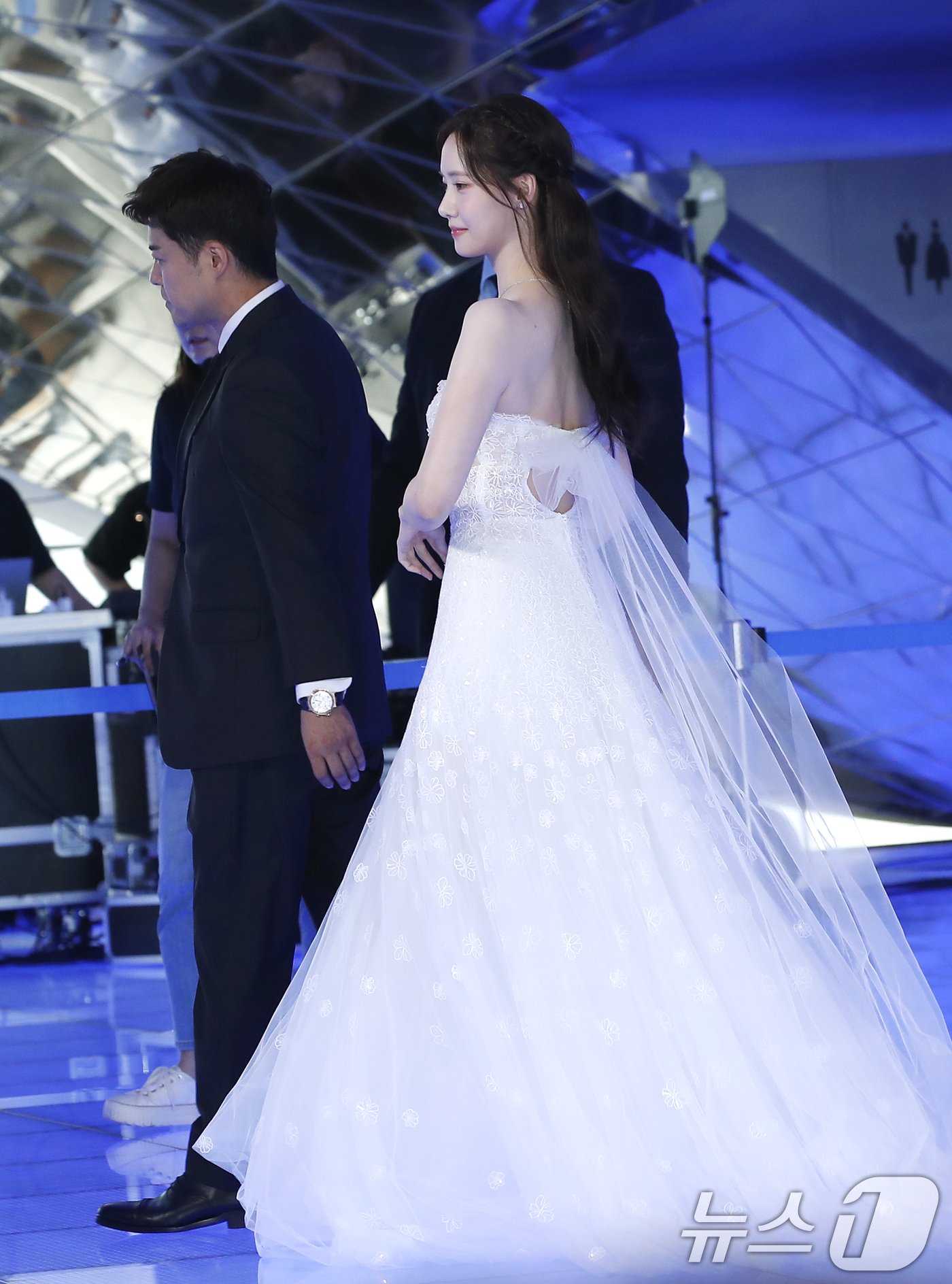 본문 이미지 - 소녀시대 윤아가 19일 인천 중구 파라다이스 시티에서 열린 ‘제3회 청룡시리즈어워즈(Blud Dragon Series Awards, 이하 BSA)’ 레드카펫 행사에 참석하고 있다. ⓒ News1 권현진 기자