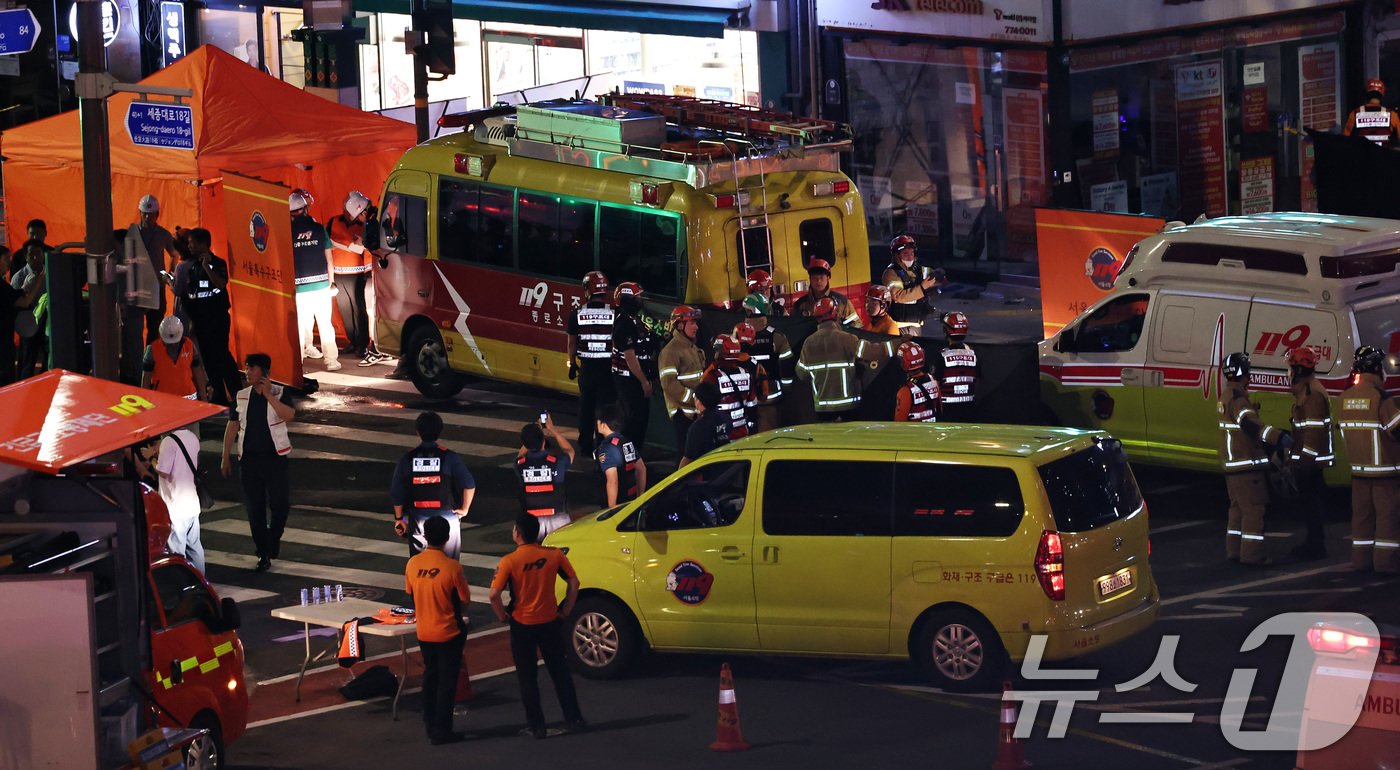 본문 이미지 - 1일 밤 서울 중구 시청역 부근에서 한 남성이 몰던 차가 인도로 돌진해 최소 13명 사상자가 발생, 구조대원들이 현장을 수습하고 있다. 2024.7.2/뉴스1 ⓒ News1 구윤성 기자