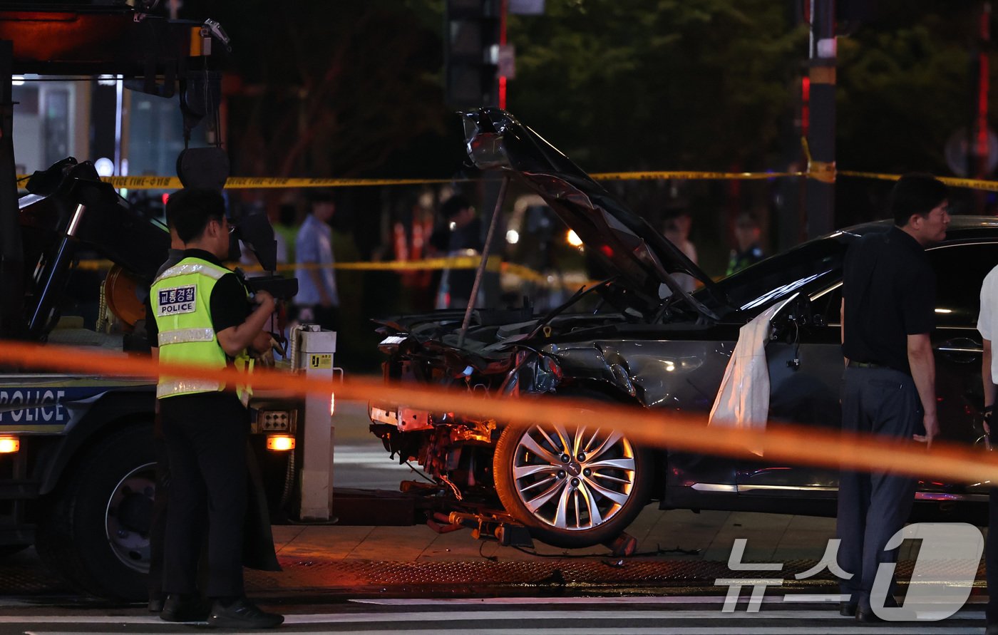본문 이미지 - 서울 중구 시청역 부근에서 한 남성이 몰던 차가 인도로 돌진해 최소 15명 사상자가 발생, 경찰이 사고차량을 수습하고 있다. 2024.7.2/뉴스1 ⓒ News1 구윤성 기자