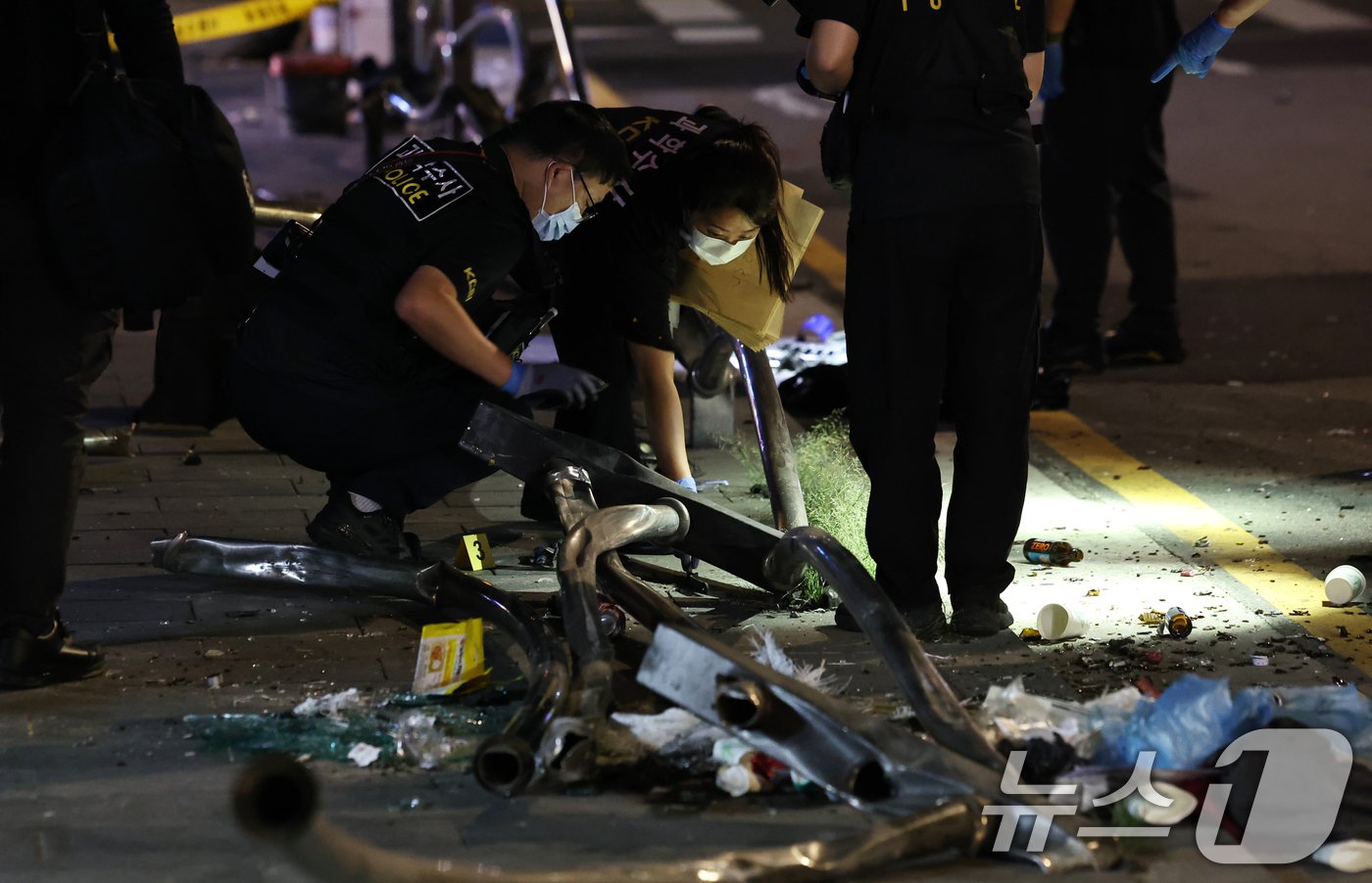 본문 이미지 - 2일 새벽 13명의 사상자가 발생한 서울 시청역 교차로 교통사고 현장에서 과학수사대원들이 현장감식을 하고 있다. 2024.7.2/뉴스1 ⓒ News1 구윤성 기자