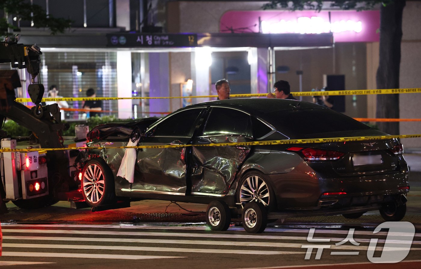 본문 이미지 - 1일 밤 서울 중구 시청역 부근에서 한 남성이 몰던 차가 인도로 돌진해 최소 13명의 사상자가 발생했다. 이번 사고로 파손된 차량이 현장에서 견인되고 있다. 2024.7.2/뉴스1 ⓒ News1 구윤성 기자