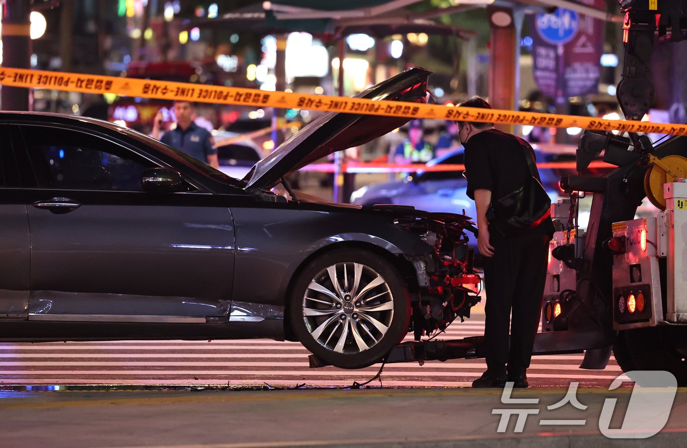 1일 밤 서울 중구 시청역 교통사고 조사관이 파손된 가해차량을 살피고 있다. 2024.7.2/뉴스1 ⓒ News1 구윤성 기자