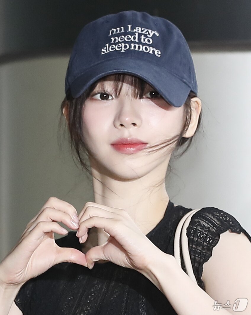 본문 이미지 - 에스파 카리나가 해외 일정을 위해 2일 김포공항을 통해 일본으로 출국하기 전 하트를 그리고 있다. ⓒ News1 권현진 기자