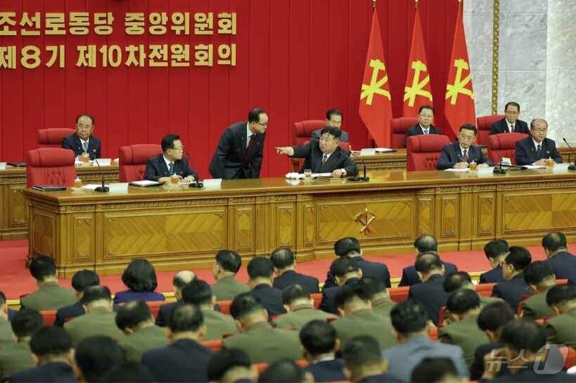본문 이미지 - &#40;평양 노동신문=뉴스1&#41; =당 중앙위원회 제8기 제10차 전원회의 확대회의에서 조용원 당 비서에게 지시하는 김정은 총비서. [국내에서만 사용가능. 재배포 금지. DB 금지. For Use Only in the Republic of Korea. Redistribution Prohibited] rodongphoto@news1.kr