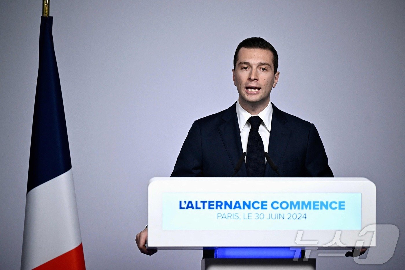 본문 이미지 - 지난 30일 (현지시간) 국민연합(RN) 대표 조르당 바르델라가 총선 1차 투표 결과 발표 후 연설하고 있다. 투표 결과 국민연합(RN)을 포함한 극우 정당이 득표율 33%를 기록해 1위를 차지했다. 에마뉘엘 마크롱 대통령이 이끄는 중도 연합(앙상블)은 40여년 만에 가장 높은 투표율을 기록했으나 좌파 연합인 신민중전선(NFP)에 이어 3위에 그쳤다. 2024.06.30/ ⓒ AFP=뉴스1 ⓒ News1 조유리 기자