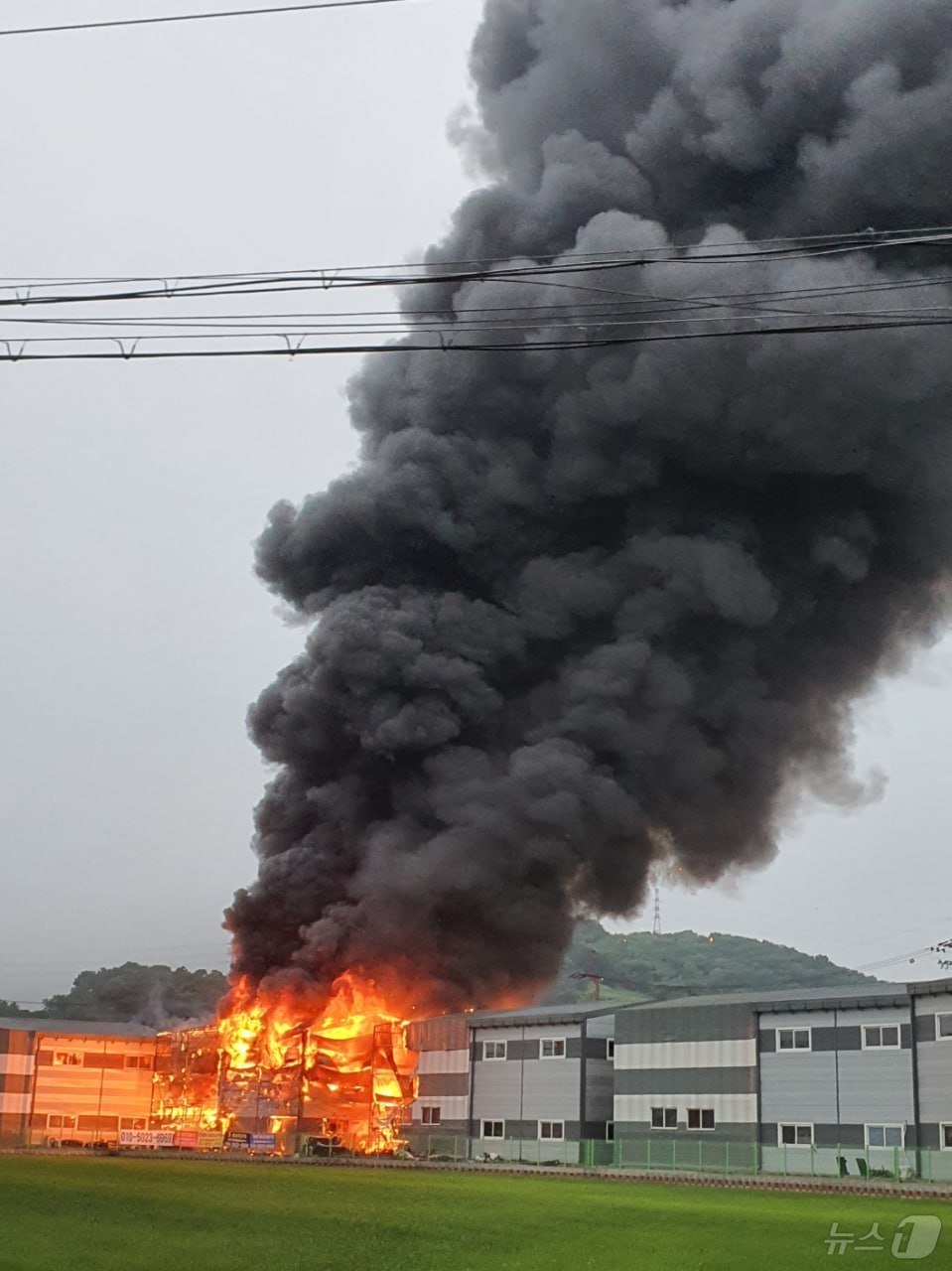 2일 오전 5시27분쯤 경기 김포시의 한 창고 건물에서 큰 불이 발생했다.&#40;경기도소방재난본부 제공&#41; ⓒ News1 이시명 기자