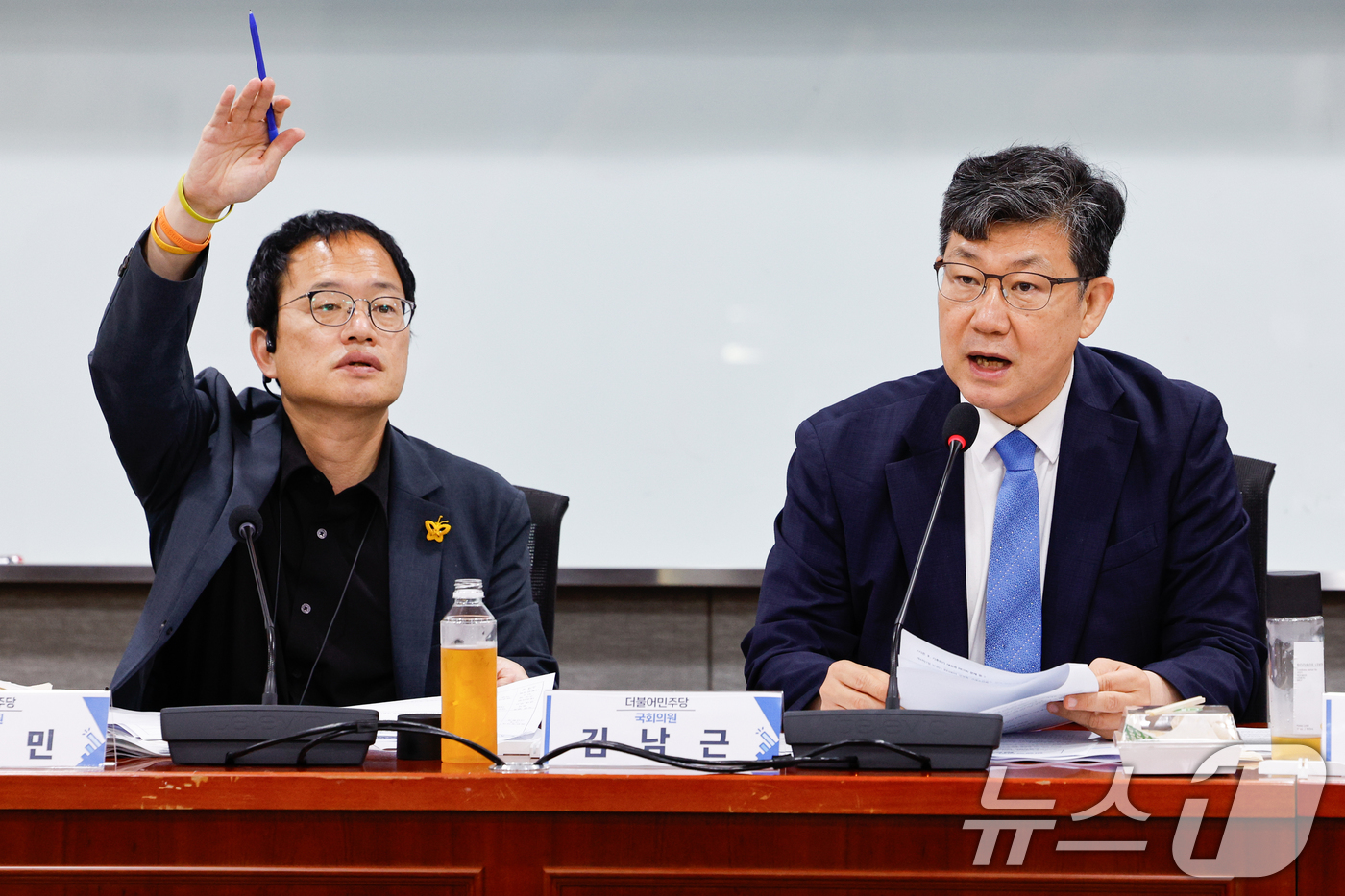 (서울=뉴스1) 안은나 기자 = 김남근 더불어민주당 의원이 2일 오전 서울 여의도 국회의원회관에서 열린 '민생경제와 혁신성장 포럼 발족식 및 세미나'에서 발언하고 있다. 왼쪽은 박 …