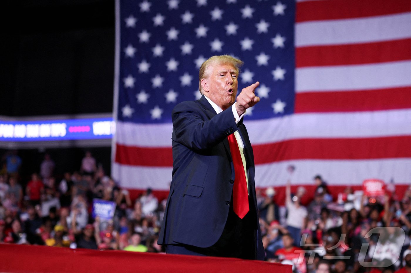 본문 이미지 - 지난달 22일&#40;현지시간&#41; 도널드 트럼프 전 미국 대통령이 펜실베이니아주 필라델피아에서 열린 선거 유세 행사에서 손짓하며 연설하고 있다. 2024.06.22. ⓒ 로이터=뉴스1 ⓒ News1 조유리 기자