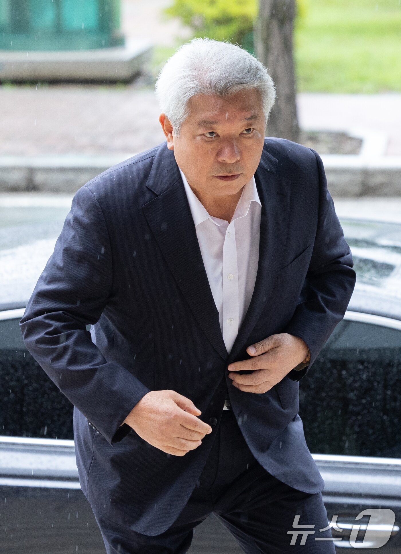 본문 이미지 - 김홍일 방송통신위원회 위원장이 2일 오전 경기도 과천시 중앙동 정부과천청사 내 방통위로 출근하고 있다. 2024.7.2/뉴스1 ⓒ News1 이재명 기자