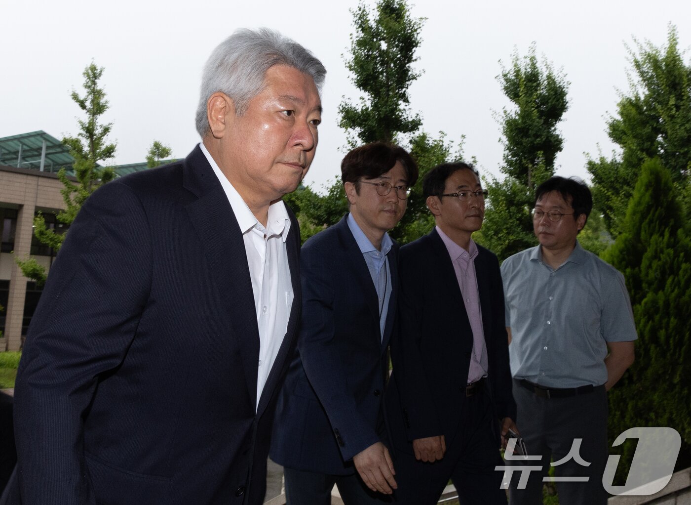 본문 이미지 - 김홍일 방송통신위원회 위원장이 2일 오전 경기도 과천시 중앙동 정부과천청사 내 방통위로 출근하고 있다. 2024.7.2/뉴스1 ⓒ News1 이재명 기자