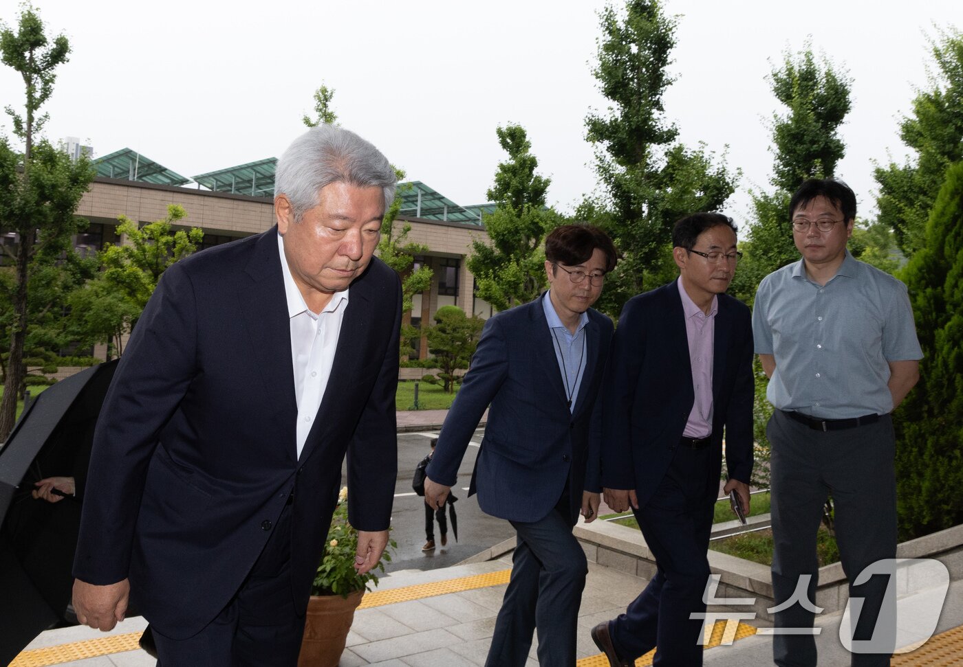 김홍일 방송통신위원회 위원장이 2일 오전 경기도 과천시 중앙동 정부과천청사 내 방통위로 출근하고 있다. 2024.7.2/뉴스1 ⓒ News1 이재명 기자