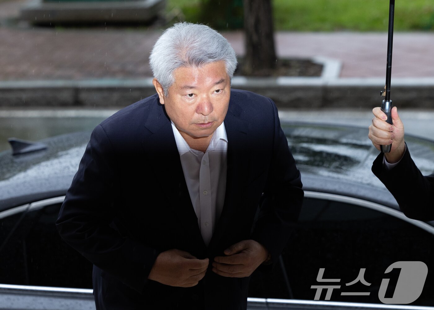 본문 이미지 - 김홍일 방송통신위원회 위원장이 2일 오전 경기도 과천시 중앙동 정부과천청사 내 방통위로 출근하고 있다. 2024.7.2/뉴스1 ⓒ News1 이재명 기자