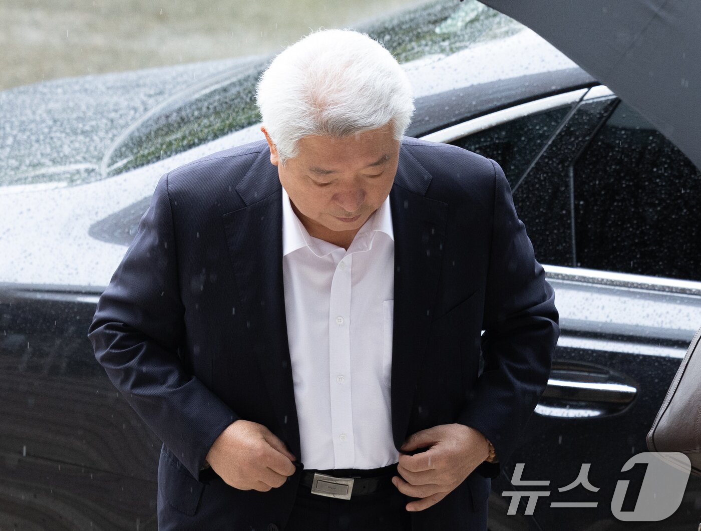 본문 이미지 - 김홍일 방송통신위원회 위원장이 2일 오전 경기도 과천시 중앙동 정부과천청사 내 방통위로 출근하고 있다. 2024.7.2/뉴스1 ⓒ News1 이재명 기자